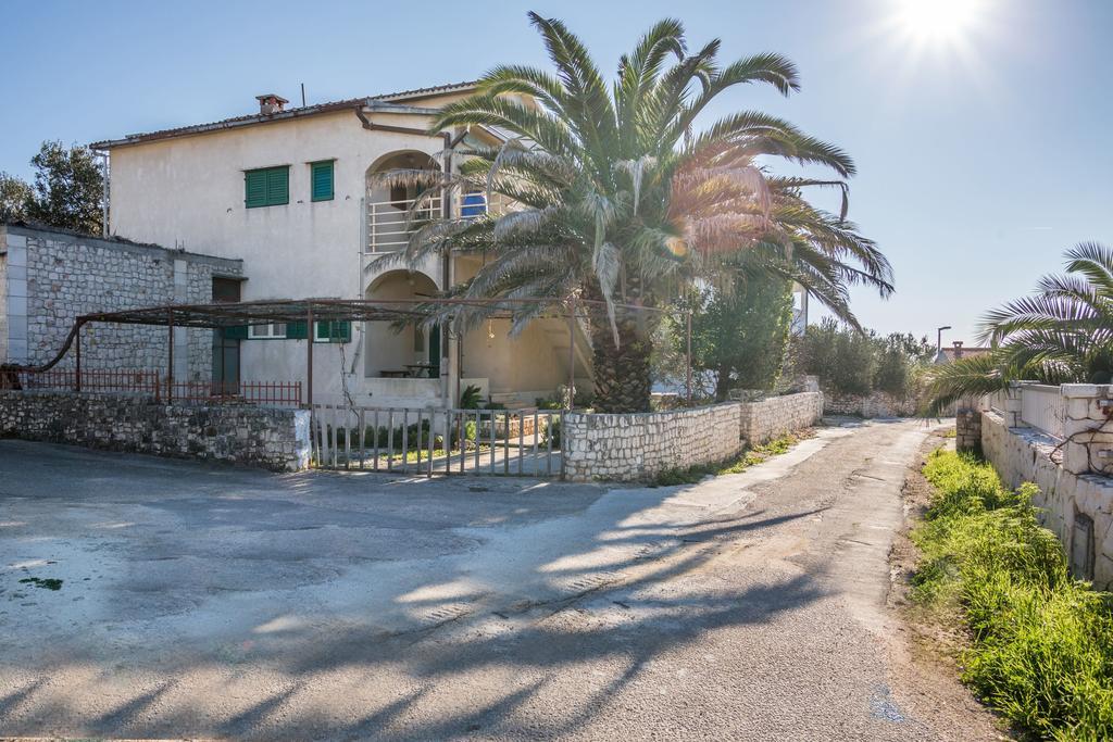 Apartment Srecko Vinisce Bagian luar foto