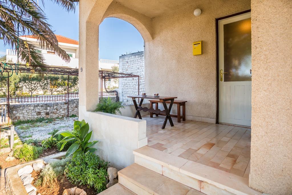 Apartment Srecko Vinisce Bagian luar foto
