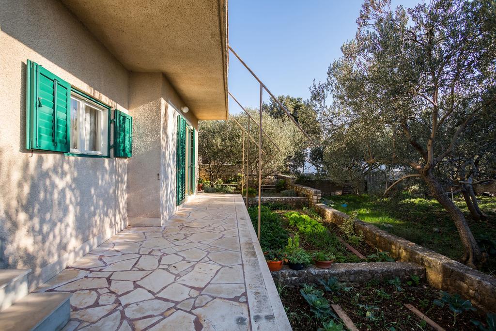 Apartment Srecko Vinisce Bagian luar foto
