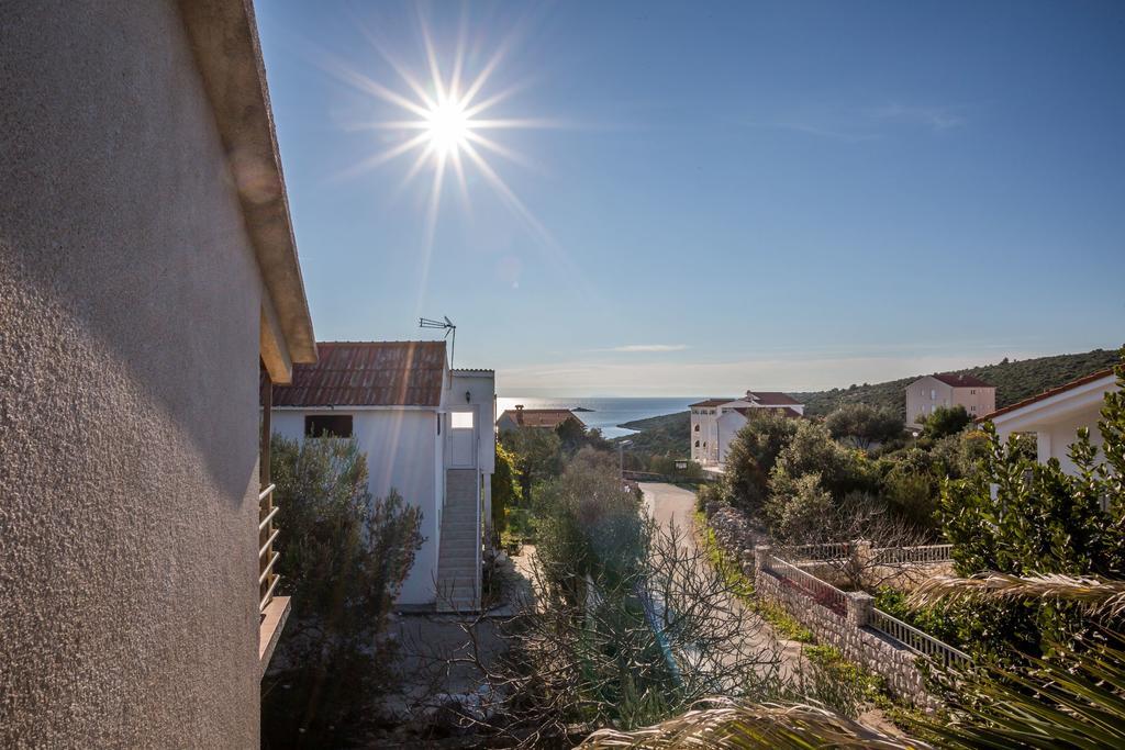 Apartment Srecko Vinisce Bagian luar foto