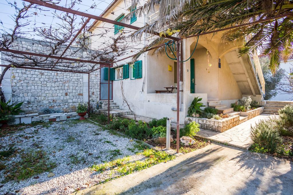 Apartment Srecko Vinisce Bagian luar foto