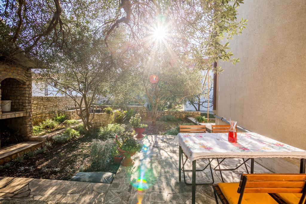 Apartment Srecko Vinisce Bagian luar foto
