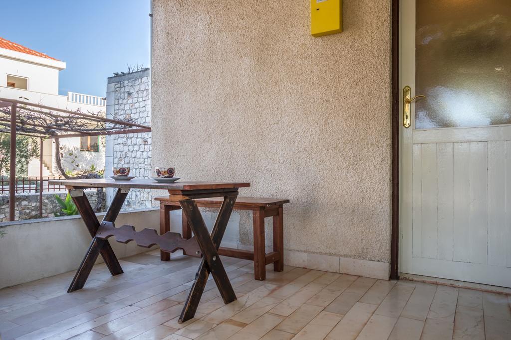 Apartment Srecko Vinisce Bagian luar foto