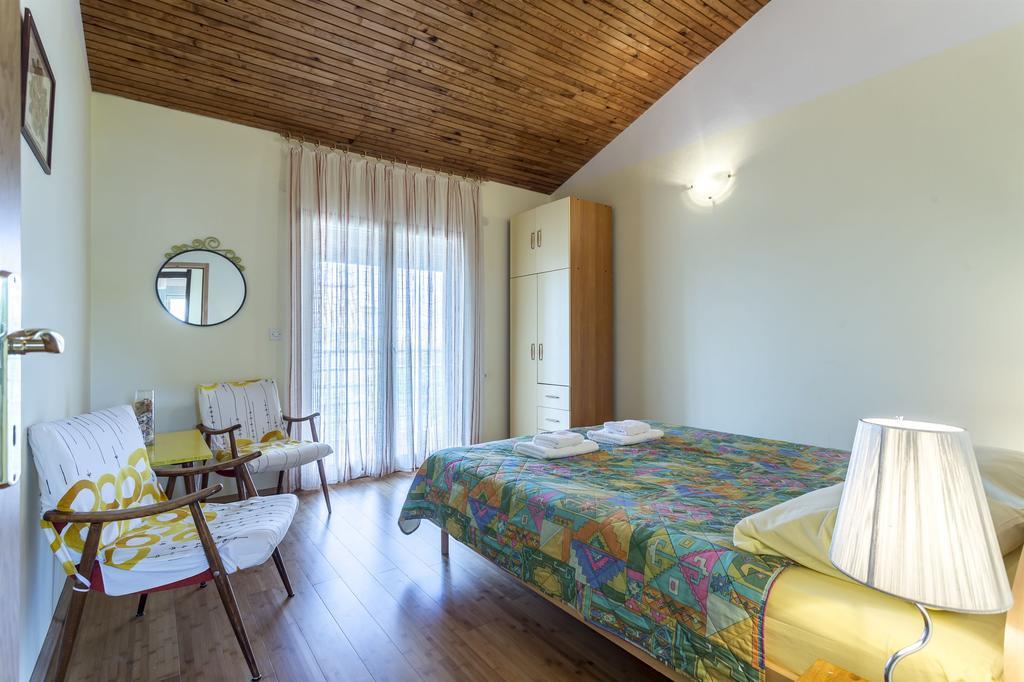 Apartment Srecko Vinisce Bagian luar foto