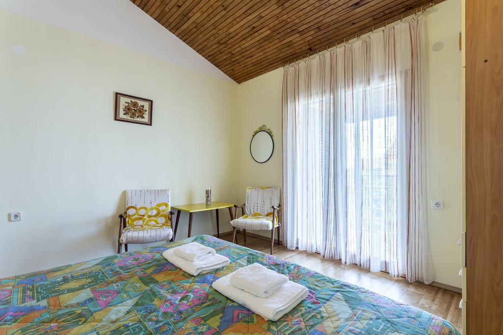 Apartment Srecko Vinisce Bagian luar foto