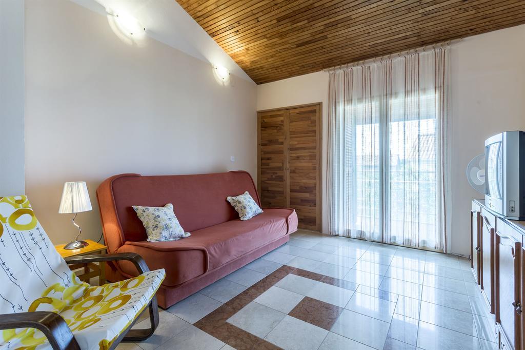 Apartment Srecko Vinisce Bagian luar foto
