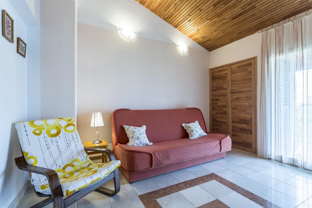 Apartment Srecko Vinisce Bagian luar foto