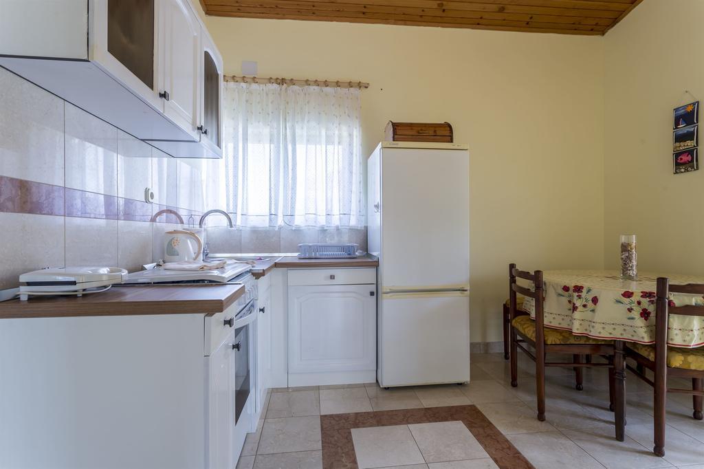 Apartment Srecko Vinisce Bagian luar foto