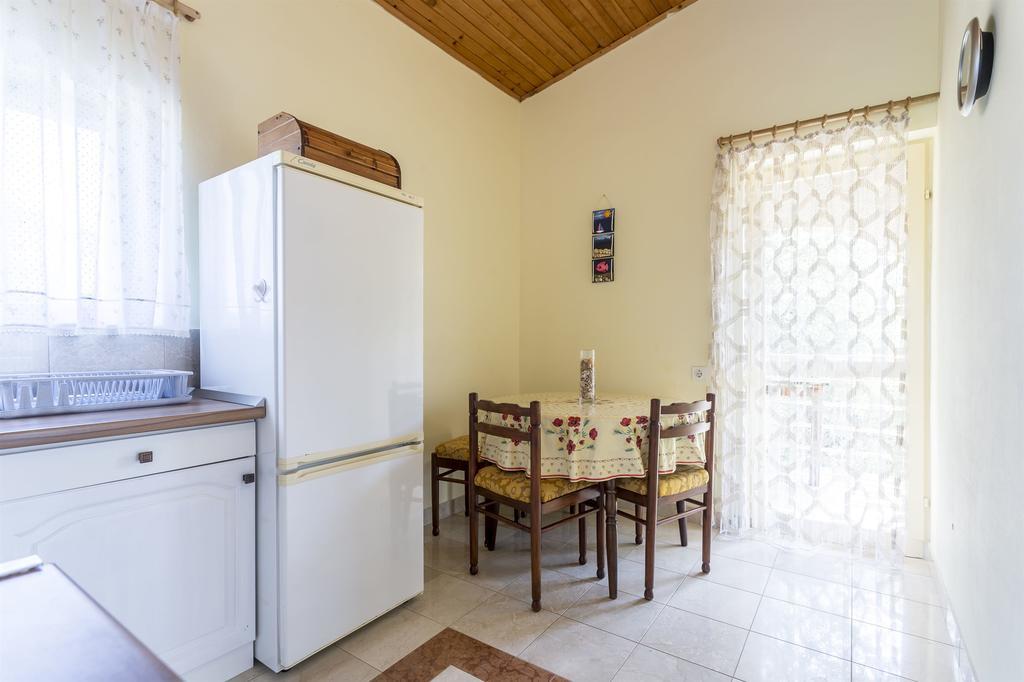 Apartment Srecko Vinisce Bagian luar foto