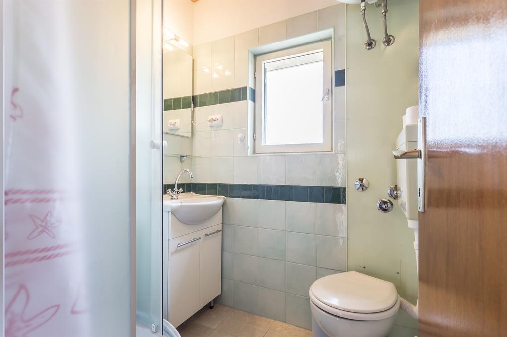 Apartment Srecko Vinisce Bagian luar foto