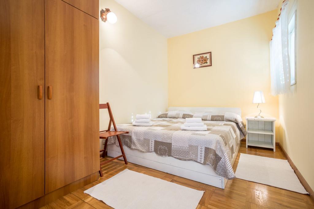 Apartment Srecko Vinisce Bagian luar foto
