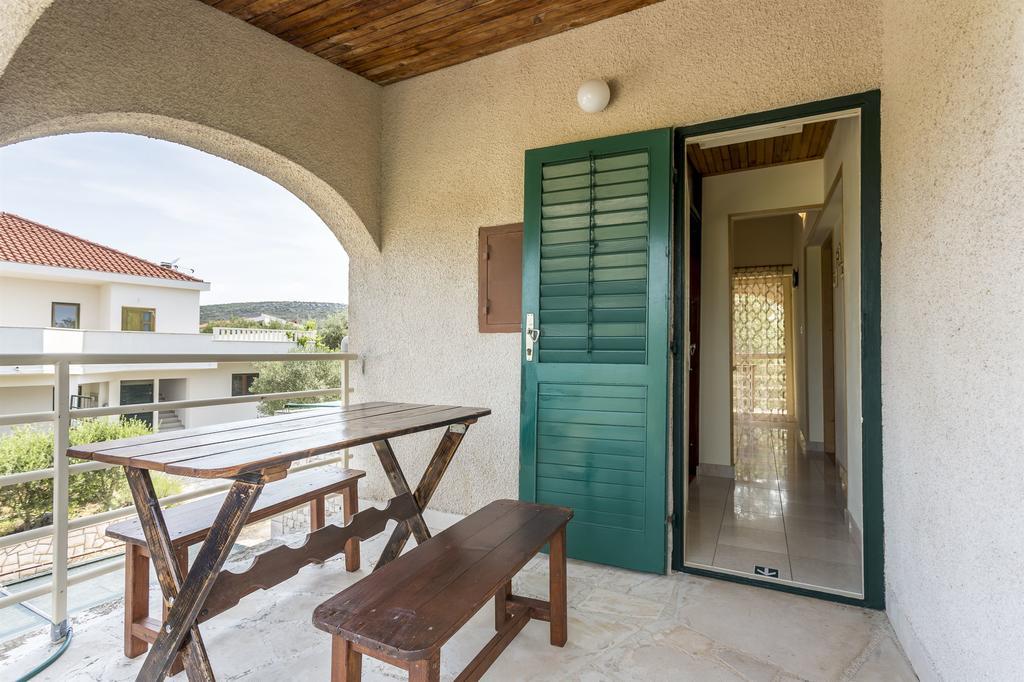 Apartment Srecko Vinisce Bagian luar foto