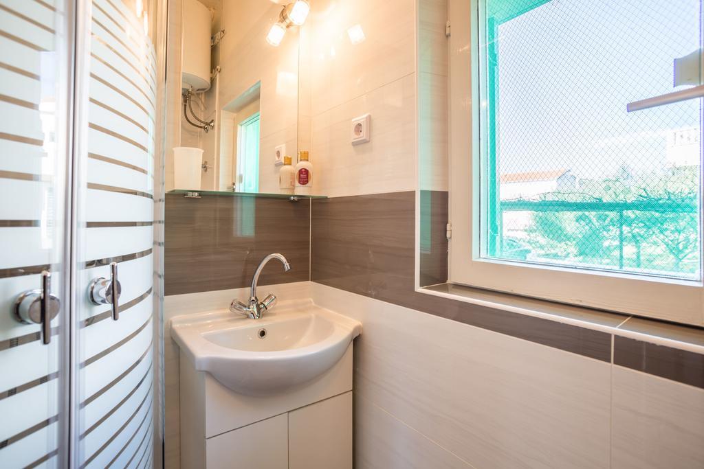 Apartment Srecko Vinisce Bagian luar foto